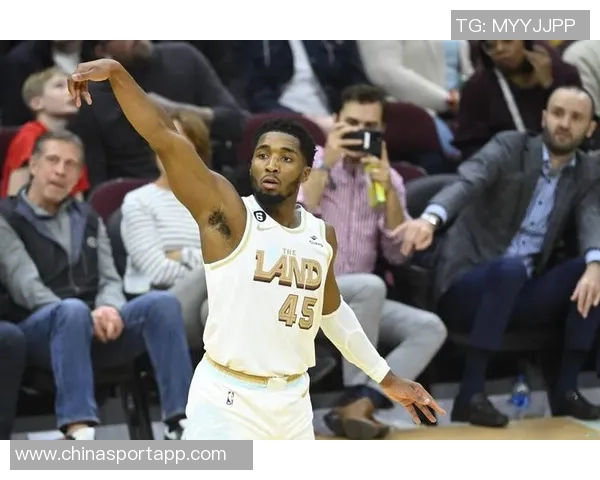 米切尔半场表现平平9投仅3中却凭罚球贡献15分助攻抢断展现全能能力